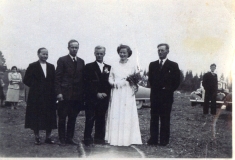 Madilda ja Adolf Europaeus, Hannes ja Elvi Anttonen (vihkipari) sekä Heikki-Anttonen